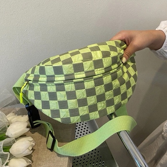 💙 Women’s Checkered Pattern Single Pocket Adjustable Strap Fanny Pack - Picture 2 of 5